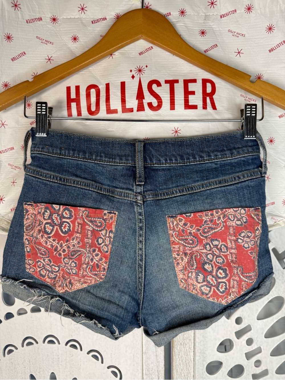 Hollister High Rise Distressed Short-Shorts Red Paisley Bandana Pocket 0 W24